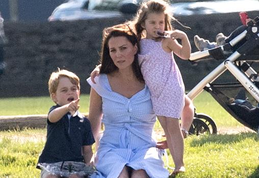 Catalina de Cambridge con sus hijos Carlota y Jorge